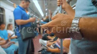 休闲男子从手机智能手机屏幕上阅读，同时看导航员在地铁上旅行。 <strong>慢慢慢慢</strong>